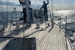 14. Onderweg naar het Noorden passeren wij de Maasgeul. Bertine voelt zich op haar gemak tijdens de reis over de Noordzee op haar vertrouwenwekkende Breehorn.